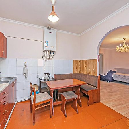 Super Location - Shared Bathroom And Kitchen Yerevan Bagian luar foto