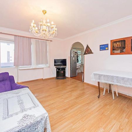 Super Location - Shared Bathroom And Kitchen Yerevan Bagian luar foto