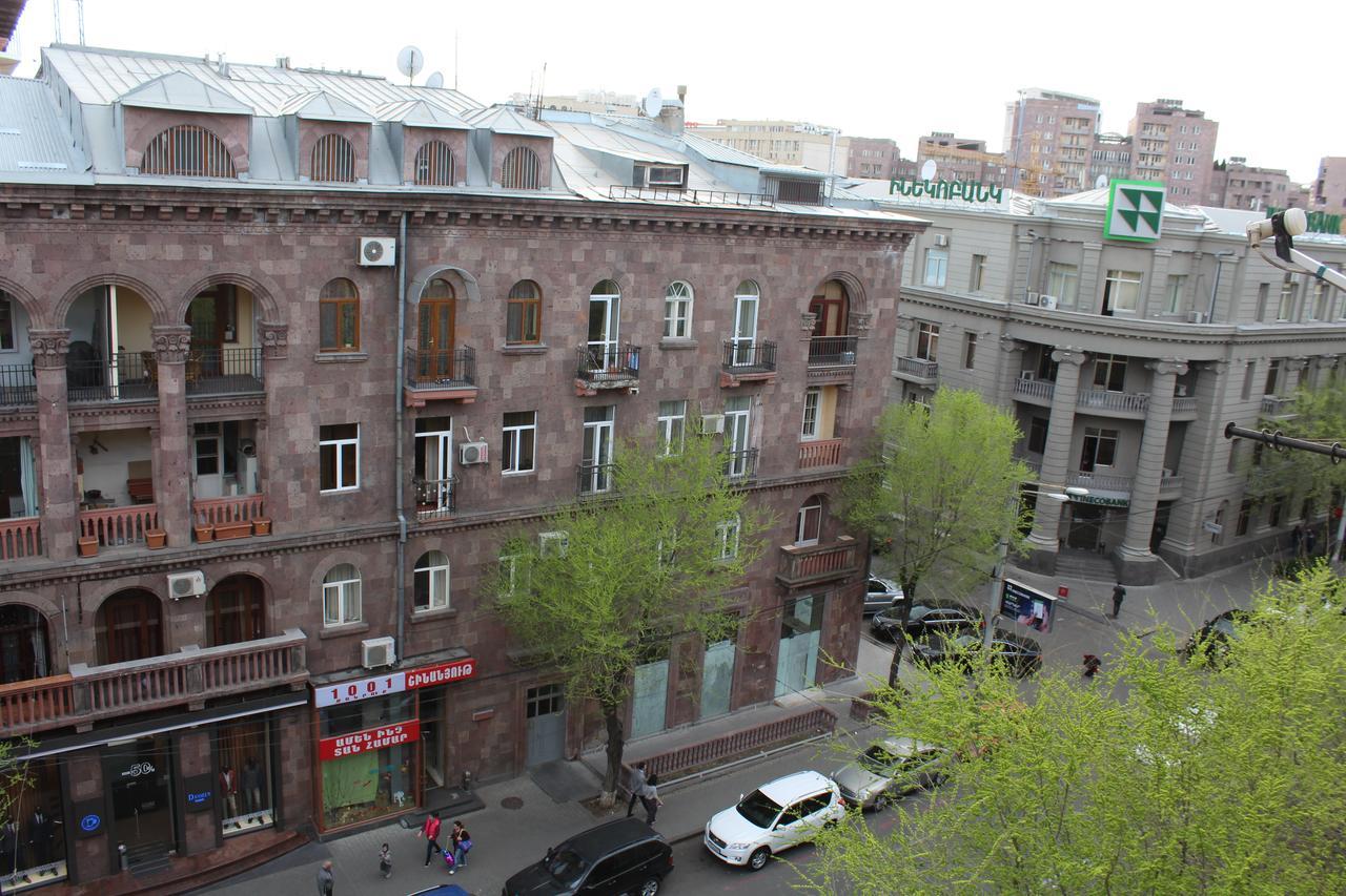 Super Location - Shared Bathroom And Kitchen Yerevan Bagian luar foto