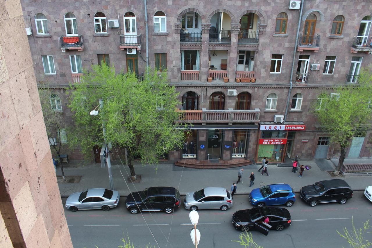 Super Location - Shared Bathroom And Kitchen Yerevan Bagian luar foto