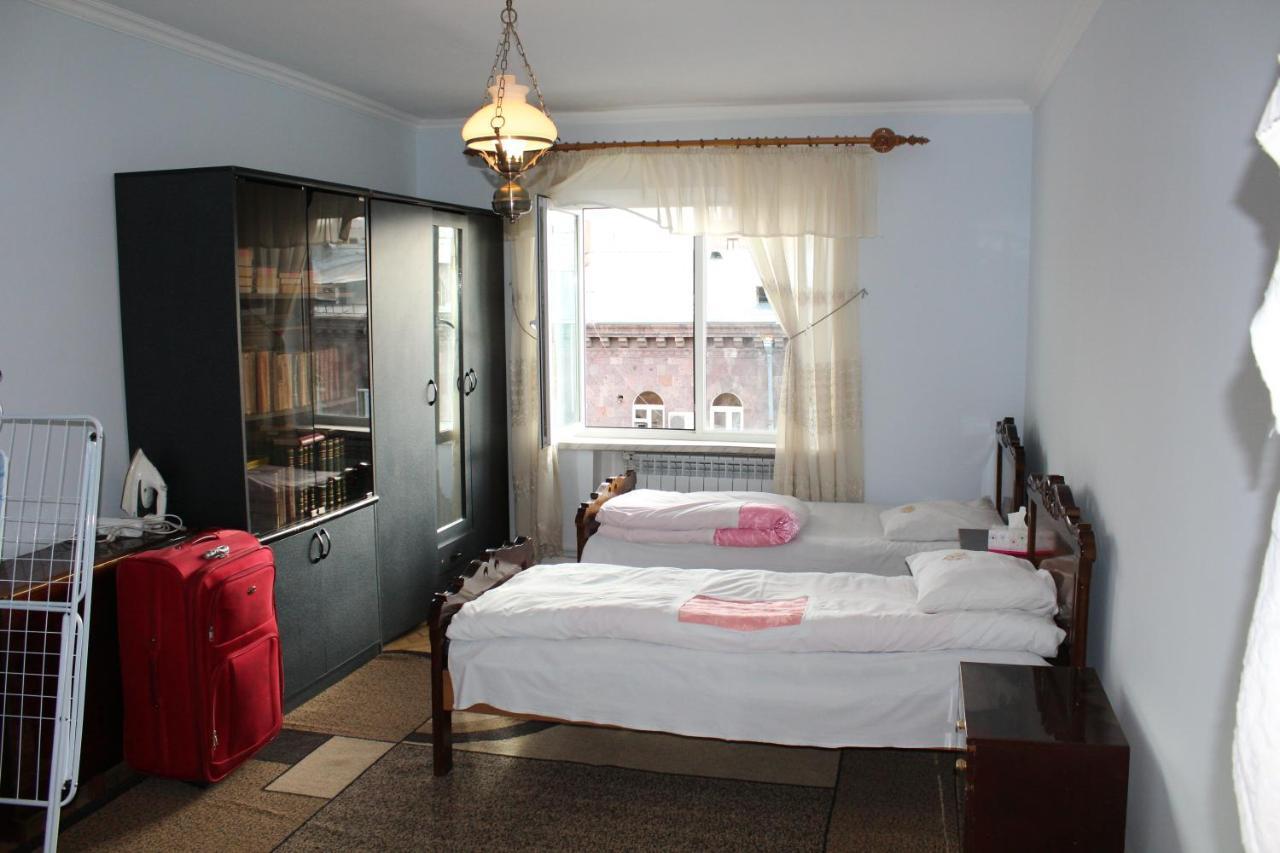 Super Location - Shared Bathroom And Kitchen Yerevan Bagian luar foto